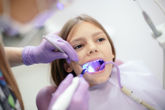 junges Mädchen bei der Prophylaxe-Behandlung